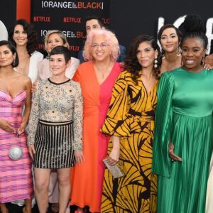 Laura Gómez Instagram - 5 years since the last season of @oitnb... how do you like 'em... oranges?!! 🍊 who's watched 💯 times nd who's just discovering it?!!! #flashbackfriday 
•
5 años desde la última temporada de Orange is the New Black 😱🥰 ¿quiénes la han visto 💯 veces y quiénes la están recién descubriendo? Cuéntenme...🍊