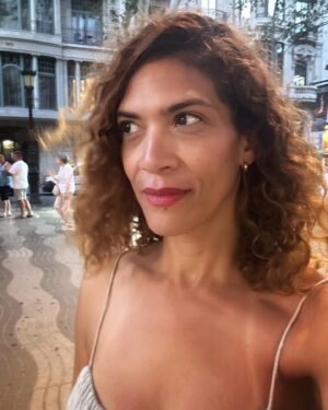 Laura Gómez Instagram - Life lately... part 1. Rambleando in Barna. Worked in a lovely short in beautiful Barcelona, written & directed by Dominican & Brazilian filmmakers @lacamaradekaren & @ulianetatit. Thank you both for bringing me onboard of this lovely project and for putting together such a badass female crew! 

Plus, friends, ⚽️ and good food. If you're ever in Barna, I highly recommend one of my favorite places: @lluritu & recent find @osteriadelcontadino 🎥🇪🇸🥘
•
•
La vida estos días. Parte 1. Rambleando en la hermosa Barna y filmando el cortometraje "Juanita", escrito y dirigido por la dominicana @lacamaradekaren & la brasileña @ulianetatit. Además, amistades, fútbol y buena comida. Si van a Barcelona les recomiendo @lluritu, uno de mis lugares favoritos, y un nuevo descubrimiento -recomendación de @brunacusi- @osteriadelcontadino 🫶🏽