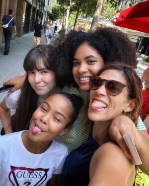 Laura Gómez Instagram - Life lately... part 1. Rambleando in Barna. Worked in a lovely short in beautiful Barcelona, written & directed by Dominican & Brazilian filmmakers @lacamaradekaren & @ulianetatit. Thank you both for bringing me onboard of this lovely project and for putting together such a badass female crew! 

Plus, friends, ⚽️ and good food. If you're ever in Barna, I highly recommend one of my favorite places: @lluritu & recent find @osteriadelcontadino 🎥🇪🇸🥘
•
•
La vida estos días. Parte 1. Rambleando en la hermosa Barna y filmando el cortometraje "Juanita", escrito y dirigido por la dominicana @lacamaradekaren & la brasileña @ulianetatit. Además, amistades, fútbol y buena comida. Si van a Barcelona les recomiendo @lluritu, uno de mis lugares favoritos, y un nuevo descubrimiento -recomendación de @brunacusi- @osteriadelcontadino 🫶🏽