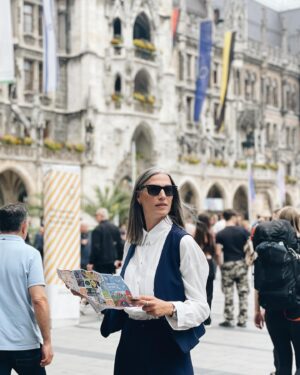Laura Sánchez Instagram - Mamá nos vamos a ver la selección a Stuttgart? 
Cuando juega? : el viernes
Estamos a martes Naia 
Ya… y?
Nada… vamos a mirar vuelos y si podemos nos damos una vueltecita por Alemania…
Y así surgen los mejores viajes… sin planearlos mucho…con una mochila,  con la mejor compañía, ilusión y ganas de conocer!!!
Tres ciudades en cuatro días… Munich, Stuttgart y Nuremberg… y el corazón lleno de risas…