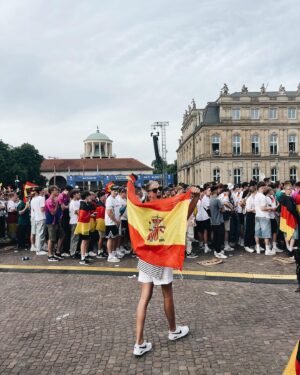 Laura Sánchez Instagram - Mamá nos vamos a ver la selección a Stuttgart? 
Cuando juega? : el viernes
Estamos a martes Naia 
Ya… y?
Nada… vamos a mirar vuelos y si podemos nos damos una vueltecita por Alemania…
Y así surgen los mejores viajes… sin planearlos mucho…con una mochila,  con la mejor compañía, ilusión y ganas de conocer!!!
Tres ciudades en cuatro días… Munich, Stuttgart y Nuremberg… y el corazón lleno de risas…