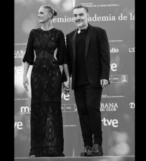 Laura Sánchez Instagram - Un poquito de la alfombra roja y de la gala de esta primera edición de Los Premios de la Moda @academiadelamoda.es @rtve mi vestido de @duyos_oficial joyas @barcenajoyas sandalias @aquazzura y beauty by @robledopablo1 @lorealparis #premiosmodartve  Enhorabuena a todos los premiados y VIVA LA MODA ESPAÑOLA!!!