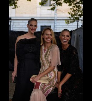 Laura Sánchez Instagram - Un poquito de la alfombra roja y de la gala de esta primera edición de Los Premios de la Moda @academiadelamoda.es @rtve mi vestido de @duyos_oficial joyas @barcenajoyas sandalias @aquazzura y beauty by @robledopablo1 @lorealparis #premiosmodartve  Enhorabuena a todos los premiados y VIVA LA MODA ESPAÑOLA!!!