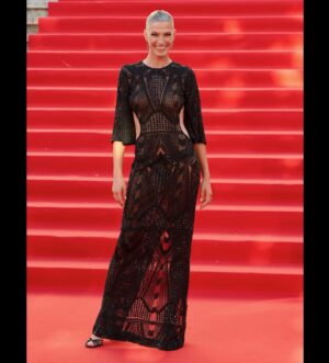 Laura Sánchez Instagram - Un poquito de la alfombra roja y de la gala de esta primera edición de Los Premios de la Moda @academiadelamoda.es @rtve mi vestido de @duyos_oficial joyas @barcenajoyas sandalias @aquazzura y beauty by @robledopablo1 @lorealparis #premiosmodartve  Enhorabuena a todos los premiados y VIVA LA MODA ESPAÑOLA!!!