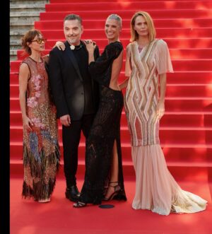 Laura Sánchez Instagram - Un poquito de la alfombra roja y de la gala de esta primera edición de Los Premios de la Moda @academiadelamoda.es @rtve mi vestido de @duyos_oficial joyas @barcenajoyas sandalias @aquazzura y beauty by @robledopablo1 @lorealparis #premiosmodartve  Enhorabuena a todos los premiados y VIVA LA MODA ESPAÑOLA!!!