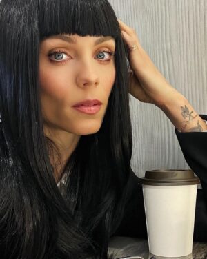 Laura Vandervoort Instagram - Bang-ing 👩‍🦳 🤣