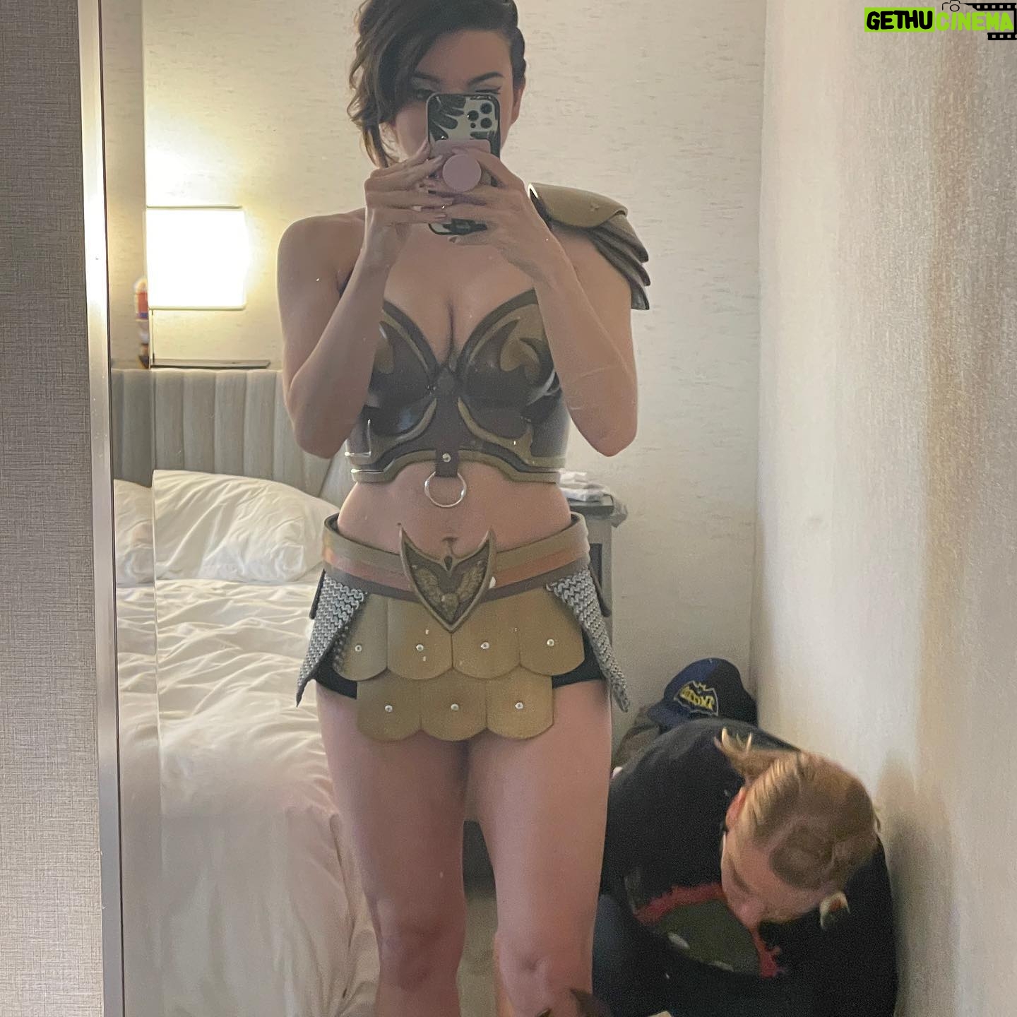 Lauren LaVera - 28.1K Likes - What a crazy, beautiful, exhausting, spooky, fun, busy, amazing month! A con every week is a LOT but having all you lovely people come out to visit me made it truly incredible. Thank you for the chats, gifts, artwork, tattoos, hugs, smiles, and memories.
See you again sooooon š»šššøļøš¦šš®š¤”š”ļøšŖ½