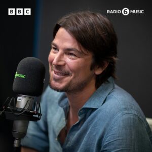 Lauren Laverne Instagram - Starting the week right 💚

Lauren was joined by actor Josh Hartnett who stars in M. Night Shyamalan’s new psychological thriller, Trap.

Listen to the full interview on @bbcsounds

#joshhartnett
