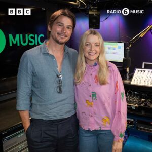 Lauren Laverne Instagram - Starting the week right 💚

Lauren was joined by actor Josh Hartnett who stars in M. Night Shyamalan’s new psychological thriller, Trap.

Listen to the full interview on @bbcsounds

#joshhartnett
