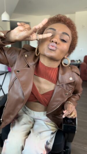 Lauren Spencer Instagram - GRWM for Tacos 🤣 I’m really challenging myself to always get dressed when I leave the house especially when the weather is nice outside. It just always give the opportunity of creativity and expression. Fashion is my go-to medium for it always. ⬇️ DROP A COMMENT of your favorite ways you like to get dressed on a nice day out. 

Full outfit: @zara 
Shoes: @nike