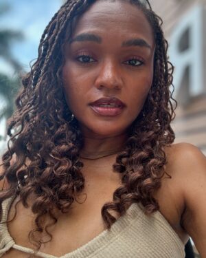Lauren Spencer Instagram - July said “face card does not decline” 😊 Normally I rarely try and take selfies because my arms aren’t long and I feel like it doesn’t give the full frame effect that I want a selfie to give.🤣 but I don’t know if it was the braids or being on vacation for so long inspired me to attempt selfies. Either way, I love what it delivered. 🤷🏾‍♀️❤️