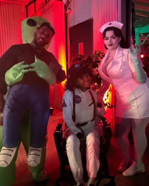 Lauren Spencer Instagram - Can you tell I had way too much fun with my costume last night? 🤣 Being a disabled space captain with an 80’s jheri curl who saves innocent people from being abducted by aliens makes absolutely no sense as a collective and that’s why I loved it! 🤣🤣🤣 And shoutout to my boo @barbieferreira who had the most elevated themed costume party I’ve been to. It was in the details and I loved every moment. Halloween is in full effect this year. ⬇️ DROP A COMMENT with your costume ideas for this year.