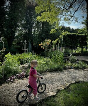 Laurence Llewelyn-Bowen Instagram - First proper balance bike ride right the way all around the garden (like a teddy bear) for Grandaughter Demelza