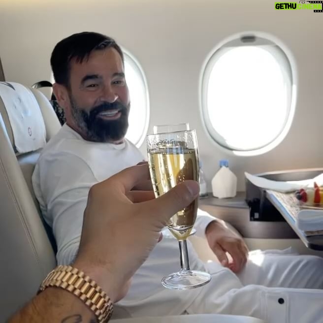 Laurent Correia - 213.8K Likes - 🤍🕊️♾️
Chères toutes, Chers tous,
Comme vous avez pu l’apprendre, malheureusement par la presse, un drame personnel effroyable m’est arrivé.
Ce dimanche 4 août 2024, Carlos Fernandes Correia, mon père, est décédé.
Ce drame relève de ma vie privée et je souhaiterais que sa mémoire et sa dignité soient respectées.
Je n’ai pas les mots pour remercier ceux qui ont la gentillesse de me présenter leurs condoléances.
Je n’ai pas encore la force de réagir face à ceux qui, dans un tel moment, cherchent encore à m’atteindre en colportant des mensonges tels qu’une dispute familiale.
Je tiens simplement et sincèrement à remercier tous ceux qui me soutiennent dans cette épreuve.
Laurent Goncalves Correia