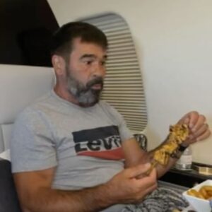Laurent Correia Instagram - 🤍🕊️♾️
Chères toutes, Chers tous,

Comme vous avez pu l’apprendre, malheureusement par la presse, un drame personnel effroyable m’est arrivé.

Ce dimanche 4 août 2024, Carlos Fernandes Correia, mon père, est décédé.

Ce drame relève de ma vie privée et je souhaiterais que sa mémoire et sa dignité soient respectées. 

Je n’ai pas les mots pour remercier ceux qui ont la gentillesse de me présenter leurs condoléances.

Je n’ai pas encore la force de réagir face à ceux qui, dans un tel moment, cherchent encore à m’atteindre en colportant des mensonges tels qu’une dispute familiale.

Je tiens simplement et sincèrement à remercier tous ceux qui me soutiennent dans cette épreuve.

Laurent Goncalves Correia