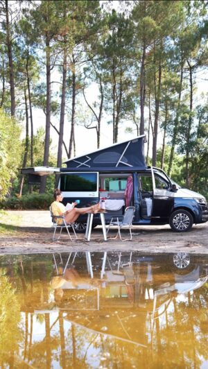 Laury Thilleman Instagram - Que les vacances commencent 🌞 avec mon meilleur compagnon de vadrouille 🚐🌈 @volkswagen_utilitaires 
🎥 by @bleu_films