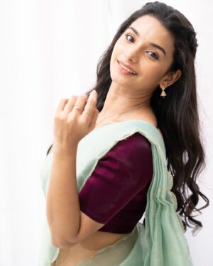 Lavanyaa Instagram - Grace personified 💐

Outfit @sambhaviboutique 
Hair @mahi_makeover_chennai 
Photography @kanyamedia 

#saree #sareelove #fashion #grace #love #insta #instagood #instagram #photoshoot #post #trending #post