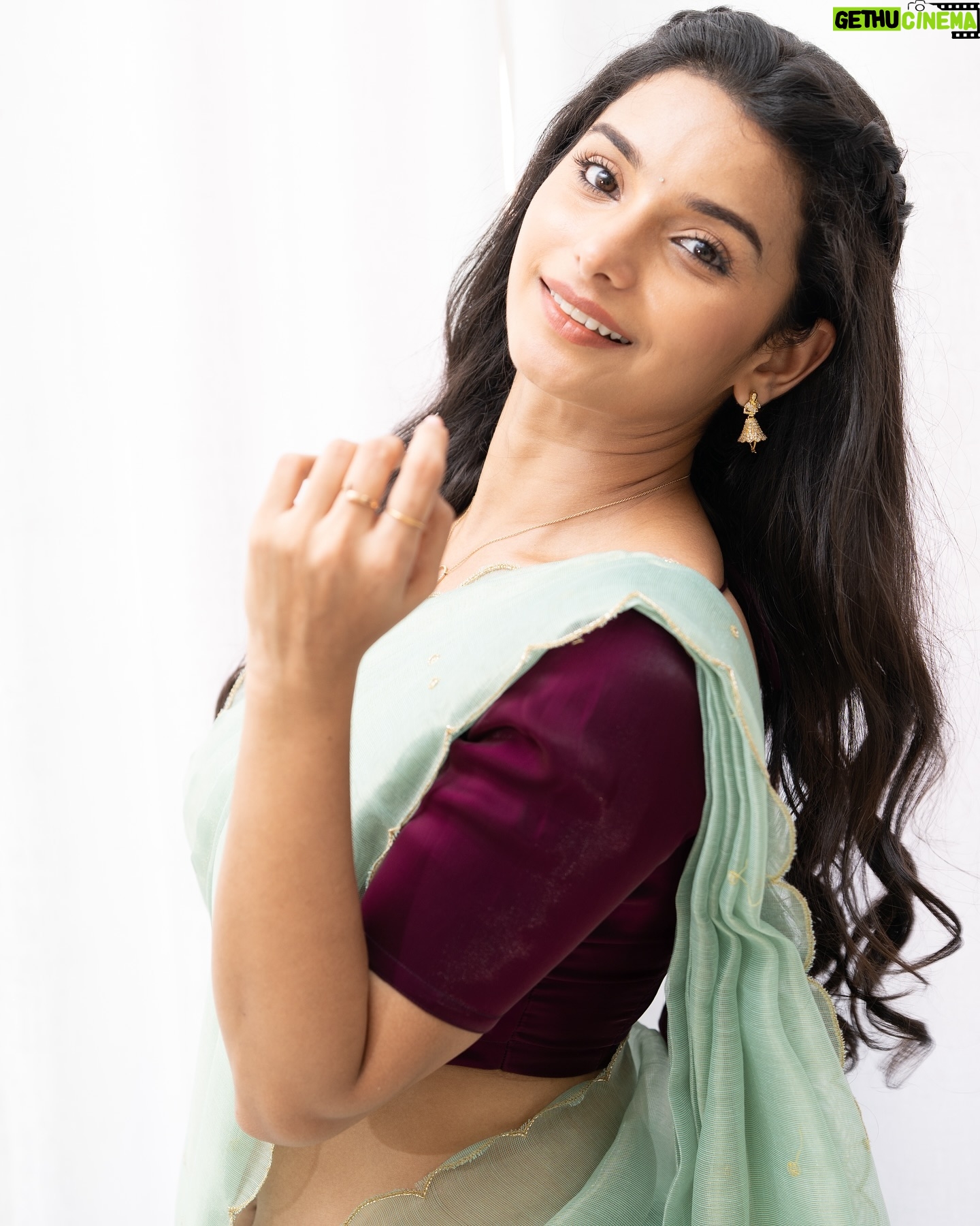 Lavanyaa - 73.2K Likes - Grace personified 💐
Outfit @sambhaviboutique
Hair @mahi_makeover_chennai
Photography @kanyamedia
#saree #sareelove #fashion #grace #love #insta #instagood #instagram #photoshoot #post #trending #post