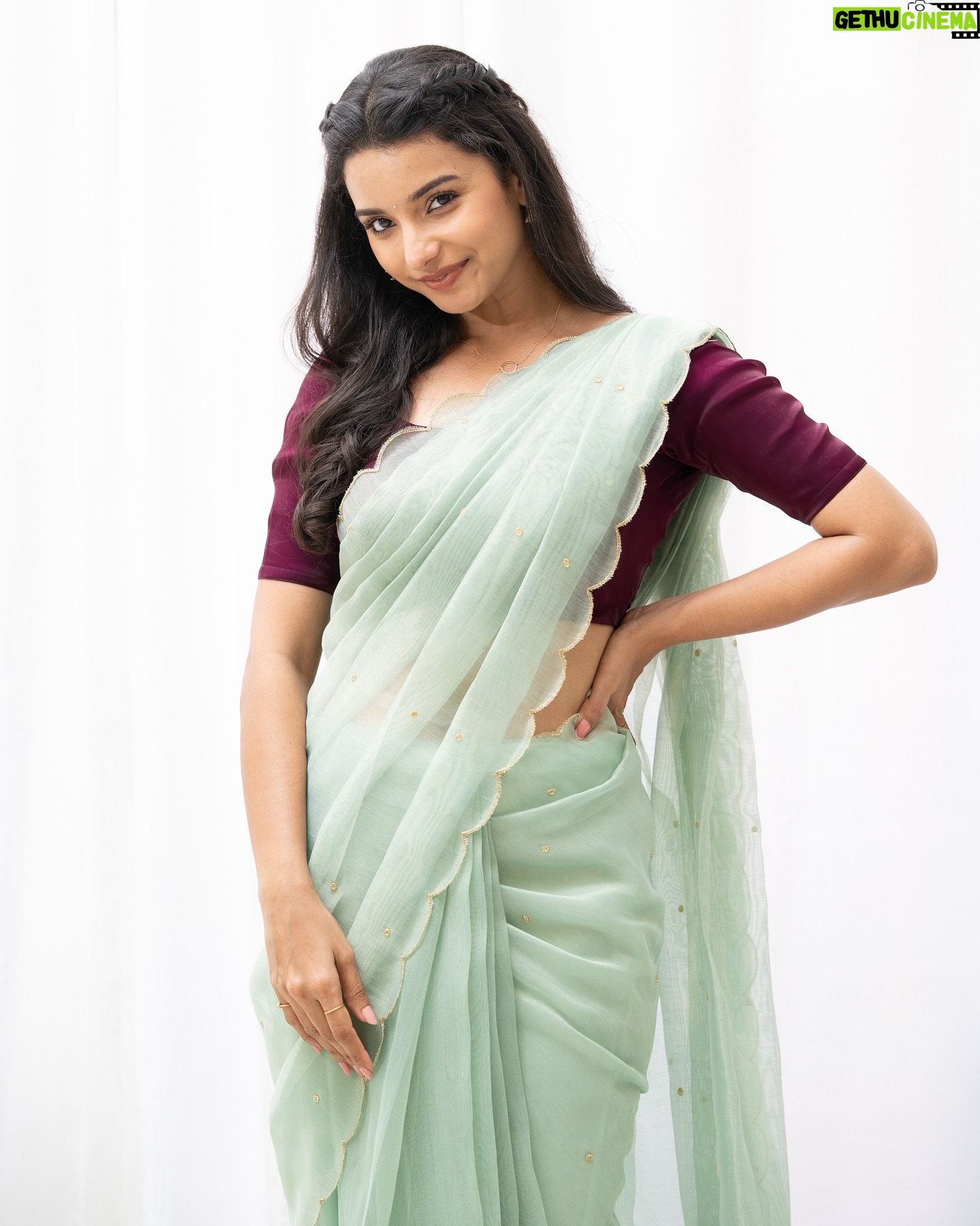 Lavanyaa - 73.2K Likes - Grace personified 💐
Outfit @sambhaviboutique
Hair @mahi_makeover_chennai
Photography @kanyamedia
#saree #sareelove #fashion #grace #love #insta #instagood #instagram #photoshoot #post #trending #post