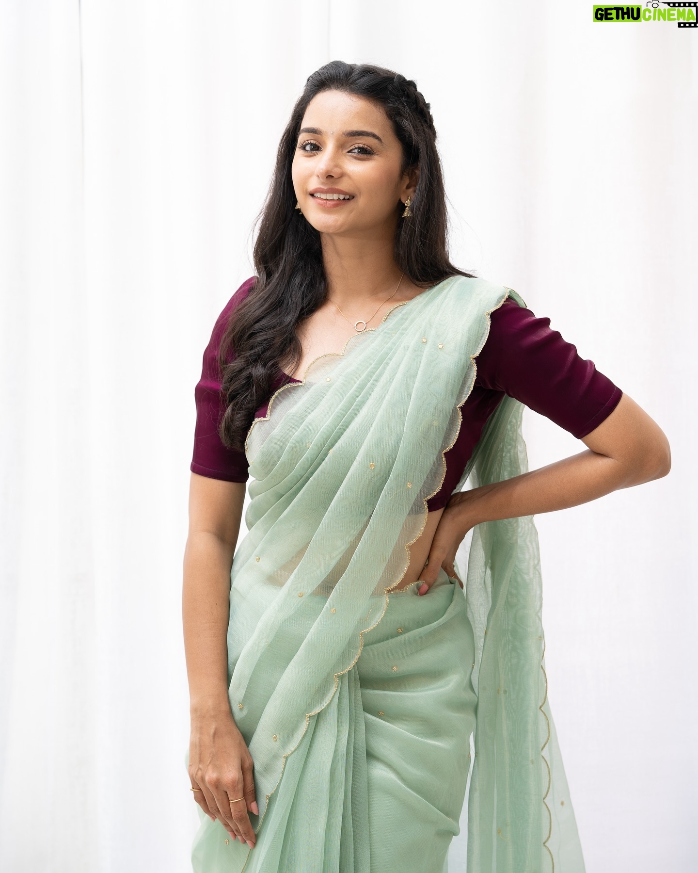 Lavanyaa - 73.2K Likes - Grace personified 💐
Outfit @sambhaviboutique
Hair @mahi_makeover_chennai
Photography @kanyamedia
#saree #sareelove #fashion #grace #love #insta #instagood #instagram #photoshoot #post #trending #post