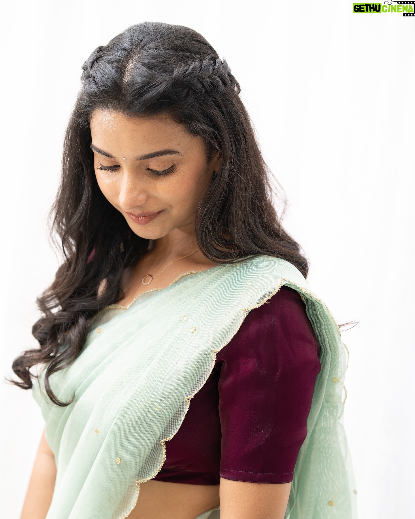 Lavanyaa - 73.2K Likes - Grace personified 💐
Outfit @sambhaviboutique
Hair @mahi_makeover_chennai
Photography @kanyamedia
#saree #sareelove #fashion #grace #love #insta #instagood #instagram #photoshoot #post #trending #post