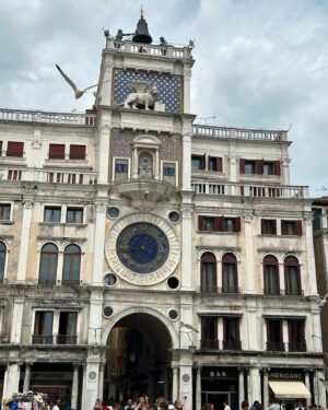 Lavínia Vlasak Instagram - Ahh Veneza! ❤️ 

Famosa pela beleza de sua arquitetura e obras de arte. 
Ou Conhecida como “Cidade do Amor”.

Gente não tem como não se apaixonar! Vocês precisam conhecer 🥰

#CurtaagoraePosteDepois #Veneza #Love #Amor #Trip. #Familia