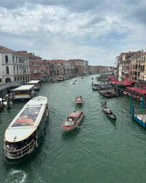 Lavínia Vlasak Instagram - Ahh Veneza! ❤️ 

Famosa pela beleza de sua arquitetura e obras de arte. 
Ou Conhecida como “Cidade do Amor”.

Gente não tem como não se apaixonar! Vocês precisam conhecer 🥰

#CurtaagoraePosteDepois #Veneza #Love #Amor #Trip. #Familia