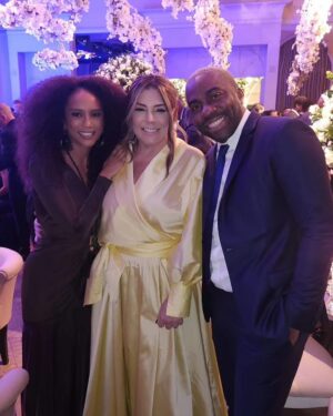 Lázaro Ramos Instagram - Que noite bonita.
Ontem os amigos queridos @pericles e @llidyfaria celebraram sua renovação de votos. Era um clima de muito amor. 

Que bom termos celebrado este casal que só nos traz alegrias.

E de quebra ainda encontrei um monte de gente que adoro.

Tem da minha Cinderela até minha prima. Rsrsrs

Obrigado Lidy e Péricles. Uma vida repleta de amor sempre. ❤️🫶🏾