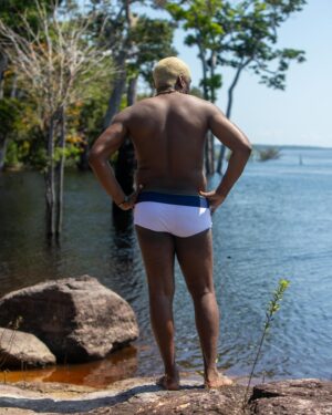 Lázaro Ramos Instagram - Queria começar a semana compartilhando com vocês imagens de uma viagem transformadora. Eu já li muito sobre o Rio Negro e Amazonas, mas há uma semana tive a oportunidade de ver muito de perto. Foram muitos aprendizados ligados ao respeito ao meio ambiente e a nossa própria cultura e foi muito importante fazer essa viagem com meus filhos. 

Muito obrigado a todos que fizeram essa viagem tão profunda ser possível. Logo logo vou compartilhar um vídeo falando um pouco mais pra vocês sobre esses aprendizados. Por enquanto, fiquem com esses momentos e que vocês tenham uma semana plena e repleta de aprendizados e beleza. ❤️

📸: @daniel_g_govino