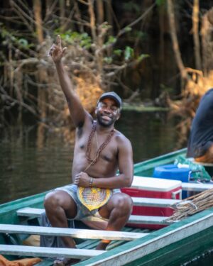 Lázaro Ramos Instagram - Queria começar a semana compartilhando com vocês imagens de uma viagem transformadora. Eu já li muito sobre o Rio Negro e Amazonas, mas há uma semana tive a oportunidade de ver muito de perto. Foram muitos aprendizados ligados ao respeito ao meio ambiente e a nossa própria cultura e foi muito importante fazer essa viagem com meus filhos. 

Muito obrigado a todos que fizeram essa viagem tão profunda ser possível. Logo logo vou compartilhar um vídeo falando um pouco mais pra vocês sobre esses aprendizados. Por enquanto, fiquem com esses momentos e que vocês tenham uma semana plena e repleta de aprendizados e beleza. ❤️

📸: @daniel_g_govino