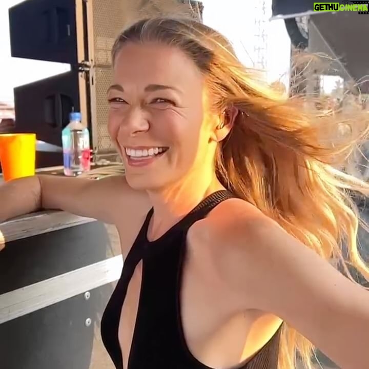 LeAnn Rimes - 8.4K Likes - redmond oregon, you were gorgeous, you were WINDY and we had the best time at @fairwellfestl! thank you oregon for all the love!
📸 Charles Reagan