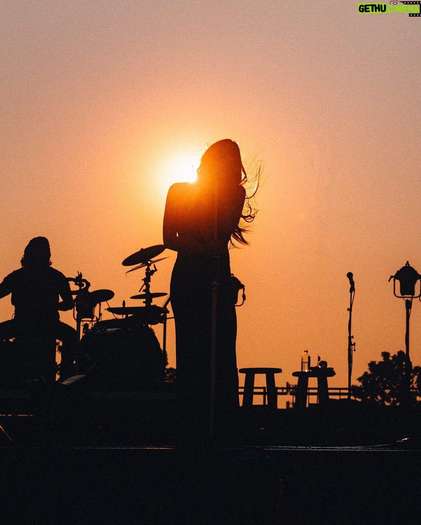 LeAnn Rimes - 8.4K Likes - redmond oregon, you were gorgeous, you were WINDY and we had the best time at @fairwellfestl! thank you oregon for all the love!
📸 Charles Reagan