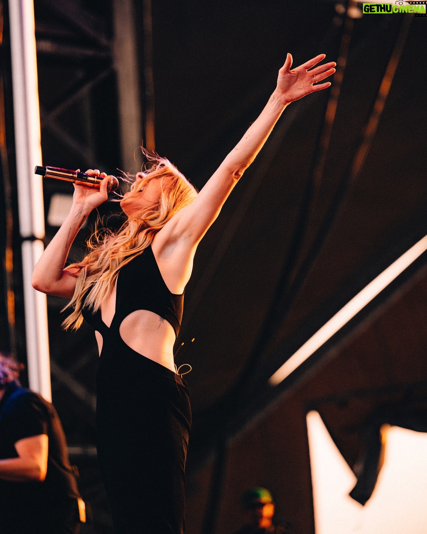 LeAnn Rimes - 8.4K Likes - redmond oregon, you were gorgeous, you were WINDY and we had the best time at @fairwellfestl! thank you oregon for all the love!
📸 Charles Reagan