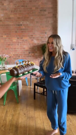 LeAnn Rimes Instagram - the best british birthday send off from colin and the crew 🐛 

rimes rates him a solid six, even though he was a lil too sweet for me LOL! 

#rimesrates #earlybirthday #birthdayweek #42