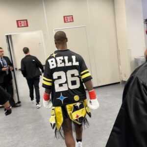 Le'Veon Bell Instagram - man what a night and BIG WIN ‼️🖤💛🐝🚀

thanks to everyone who came out, watched, supported, doubted, etc. I love you all! and thank you @misfitsboxing & @daznboxing for the platform to showcase my boxing abilities 🙏🏾 now on to the next one