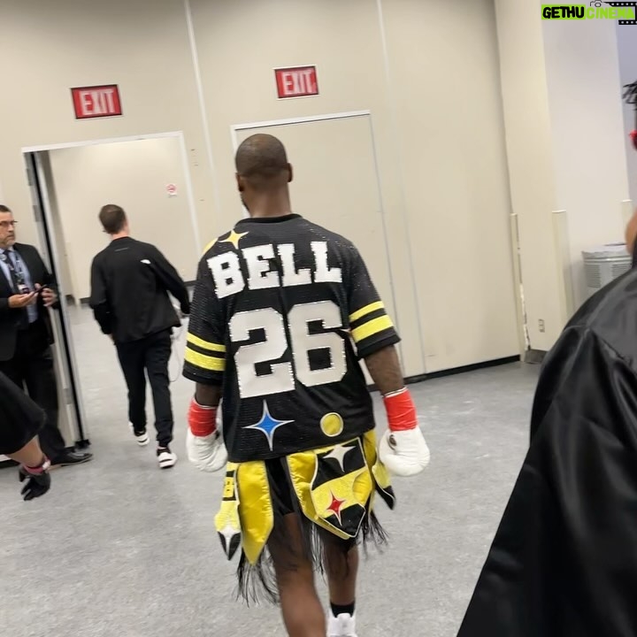 Le'Veon Bell - 3 Likes - man what a night and BIG WIN ‼️🖤💛🐝🚀
thanks to everyone who came out, watched, supported, doubted, etc. I love you all! and thank you @misfitsboxing & @daznboxing for the platform to showcase my boxing abilities 🙏🏾 now on to the next one