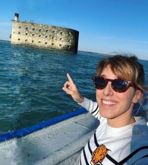 Léa François Instagram - Jamais 2 sans 3 paraît-il…. Voilà voilà….😅 
Alors si vous m’aimez très fort, que vous n’êtes pas dans le jugement et qu’aucune image quelle qu’elle soit ne peut altérer votre admiration pour moi : RDV le 29 Juin! 
(Sinon merci de prévoir d’urgence un barbeuk entre amis, un cours de Zumba nocturne, une incrust dans un mariage ou une pince plate pour retirer le bouton 2 de votre télécommande parce que cette expression de ravie de la crèche risque de ne pas durer longtemps 🙏)