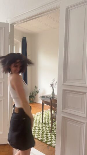 Lea van Acken Instagram - Been waiting for this quite some time…new hair, always feels like a new me…
Biggest thank you to the amazing 
@thesession.studio 🤍✨
for doing this transformation with me again!!!
cut @rockyvilla.hair 
colour @thommyvonmomsen