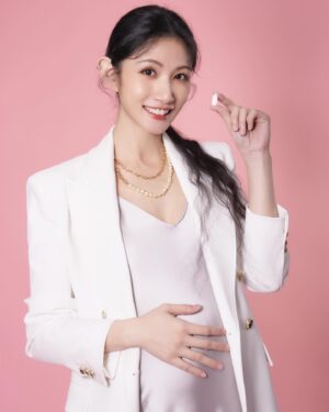 Lee Chien-Na Instagram - 回想寶寶出生那天
Yellow很平安的來到這個世界
每天抱著他
心裡最大的願望就是
希望他健康快樂的長大

產後的日子
除了飲食上的調養
我還搭配了孕期持續吃的 #沛納妃綜合維他命
每天一顆
就可以補充24種維生素 礦物質

最棒的是
我可以透過哺餵母乳
讓Yellow也能補充到這些豐富的營養
看著他一天天穩定成長
小臉蛋紅潤、眼神靈動的樣子
我想
這大概就是每個媽媽最開心的時刻了

從我懷孕時、一直到產後哺乳期
有 #沛納妃 的陪伴
省下了我很多心力
而且吃起來既沒有味道
也很好吞~
對忙碌的產後媽媽來說
一顆解決真的太貼心了!

好好照顧自己
也是照顧好寶寶的第一步
選對營養品
真的能讓這段日子輕鬆不少

現在官網結帳 輸入我的折扣碼【NANA0450】
還可以再獲得限定折扣金哦
更多沛納妃資訊 https://reurl.cc/dLNvGy
@quest_prenafemi 

#孕婦綜合維他命
#懷孕 
#哺乳 
#代言人