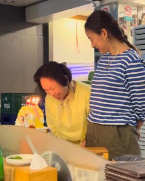 Lee Hyo-ri Instagram - 엄마와함께한 종방연^^ 애정으로  함께 만들고 애정으로 시청해주신 모든분들께 진심으로 감사드립니다🌸 여러 방법으로 같이공감해주고 자신들의 이야기도 꺼내 들려주셔서 너무 좋았습니다. 우리 모두가 조금더 편안해졌길 바랍니다. 함께할께요❤️