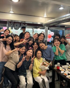 Lee Hyo-ri Instagram - 엄마와함께한 종방연^^ 애정으로  함께 만들고 애정으로 시청해주신 모든분들께 진심으로 감사드립니다🌸 여러 방법으로 같이공감해주고 자신들의 이야기도 꺼내 들려주셔서 너무 좋았습니다. 우리 모두가 조금더 편안해졌길 바랍니다. 함께할께요❤️