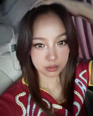 Lee Hyo-ri Instagram - 어제 사배에게 메이크업을 받아보았어요~^^ 메이크업을 정말로 사랑하는 그녀의 작업을 보면서 많이 배웠어요.  제 모습도 또 달라보이죠??^^ 메이크업 해볼꺼 다해봤다 했는데. 아니었네요^^신선한 설렘을 일깨워준 그녀. 고마워요 사배