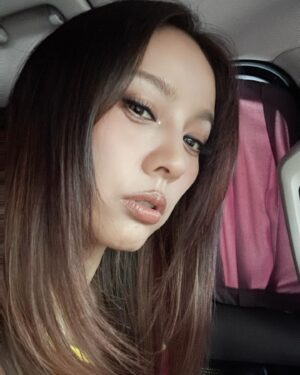 Lee Hyo-ri Instagram - 어제 사배에게 메이크업을 받아보았어요~^^ 메이크업을 정말로 사랑하는 그녀의 작업을 보면서 많이 배웠어요.  제 모습도 또 달라보이죠??^^ 메이크업 해볼꺼 다해봤다 했는데. 아니었네요^^신선한 설렘을 일깨워준 그녀. 고마워요 사배