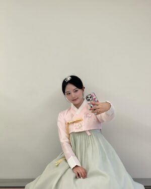 Lee Jae-si Instagram - 즐겁고 행복한 한가위 보내세요🫶