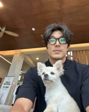 Lee Jae-yoon Instagram - 결국 사람이 되어버린 개랑 🐕
Human-like face dog 🍠

#17years and counting.
Days with #family
