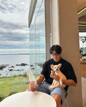 Lee Jae-yoon Instagram - 결국 사람이 되어버린 개랑 🐕
Human-like face dog 🍠

#17years and counting.
Days with #family