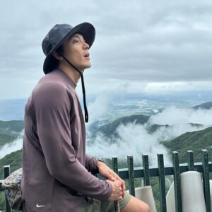 Lee Jae-yoon Instagram - 천천히 오르는게,
예전 보다 좋아진 산⛰️
아버님과 매칭 옷 입고
정상 오르다.

#family
#hiking
#trailwalk

#갓바위