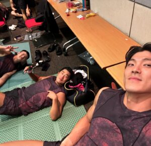 Lee Jae-yoon Instagram - ⚠️

(Spoilers for those havent watched yet!!!)
(스포주의)

몸담았던 작품이 끝나면 늘 그렇듯
이번에도 헤어나오기 어렵네요.

부족함을 알기에.
나는 ‘운동 선수’라 최면을 걸고
임해야만, 거대한 무대에서 
압박을 이겨내며, 평생을 몸바쳐
해온 분들 사이에서 조금이라도
잘해낼수 있을거 같았습니다.

그날들의 공기는 말로는 표현하기 어렵네요.
모두가 각자 사연이 있기에
간절했고, 잘하고 싶었고, 살아남고 싶었죠.
방심을 하거나 최선을 다하지 않을수 없었고, 
진실되게 온힘을 쏟아야만 했습니다.

함께 해준 팀원들.
성빈,민경,Justin,현정이.
그들의 노력이 모두 화면에 담기지 못해 아쉽고
한명한명 얼마나 큰 열정으로 임했는지 알기에
본편으로 확인 할때 뭉클하더군요.
현장에는 더많는 땀과 눈물이 있었습니다.
너무 고맙다.

현장에서 그리고 밖에서
고생하신 제작진분들
그리고 99인. 모두 도전 하는 모습이
멋졌습니다. 많이 배우고 느끼고 갑니다.
Respect.
각자 본업으로 돌아가 하시는 일,
응원합니다.

TEAM!
일상으로 돌아가서도.
어디에서 무얼하던. 
최선을 다하자!
(사진속에 성빈이 없어서 아쉽다🥲)

Age aint shit. Keep grinding.
Stay motivated.
———

Finale.
Still can’t get over it.

I needed the mindset of an
‘Athlete’ to survive in this crowd of
Talents, that dedicated their whole
Life in their craft. I needed that Boost.

It is almost impossible to
Describe the atmosphere, the 
intensity and rollercoaster of emotions.
Everyone had their own stories,
Wanted to win, survive and desperate.
It was a given mission to be truthfully dedicated, and to give it all we got.

My Teammates
Sungbin, MinKyung, Justin and HyunJung
Thank you.
It is unfortunate that the cameras werent able to capture it all. Blood Sweat and Tears.
They were the best.

Thank you, to every involved.
Respect to the rest of the competitors.
Learned a lot from you guys.

 Everyone sending me DMs.
Tagging me on their Stories.
All the Like, follow and comments.
I truly appreciated.

Thank you all.
Age aint shit. Keep grinding.
Stay motivated.

#physical100 
#netflix