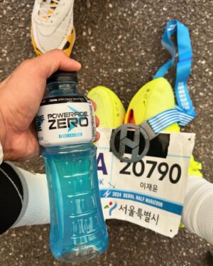 Lee Jae-yoon Instagram - #광고
2024 피지컬 100 팀과 함께
서울 하프 마라톤에 참가해서, 
10km 완주 성공!

그리고 점프 대결👍 

#서울하프마라톤 완주 후 만난, 
시원한 #파워에이드 마시고 갈증 해소!
#광고 #파워에이드 #파워에이드제로 #나만의순간멈추지않는파워
#2024서울하프마라톤 #POWERADE #러닝
@coke.deal