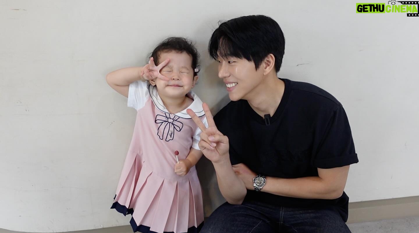 Lee Ji-hye - 9.1K Likes - 우리 둘째딸 엘리
기우쌤 만나서 변신하구 와쪄요😍
요즘 귀요움 물오른 아기
심장폭행당하러 놀러오세용
오늘 저녁 6시15분
#밉지않은관종언니
기우쌤 잘생기셨더라구요 ㅋㅋ